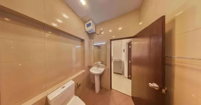 Wimbledon Tower, bathroom, Kawdana Road, Dehiwala